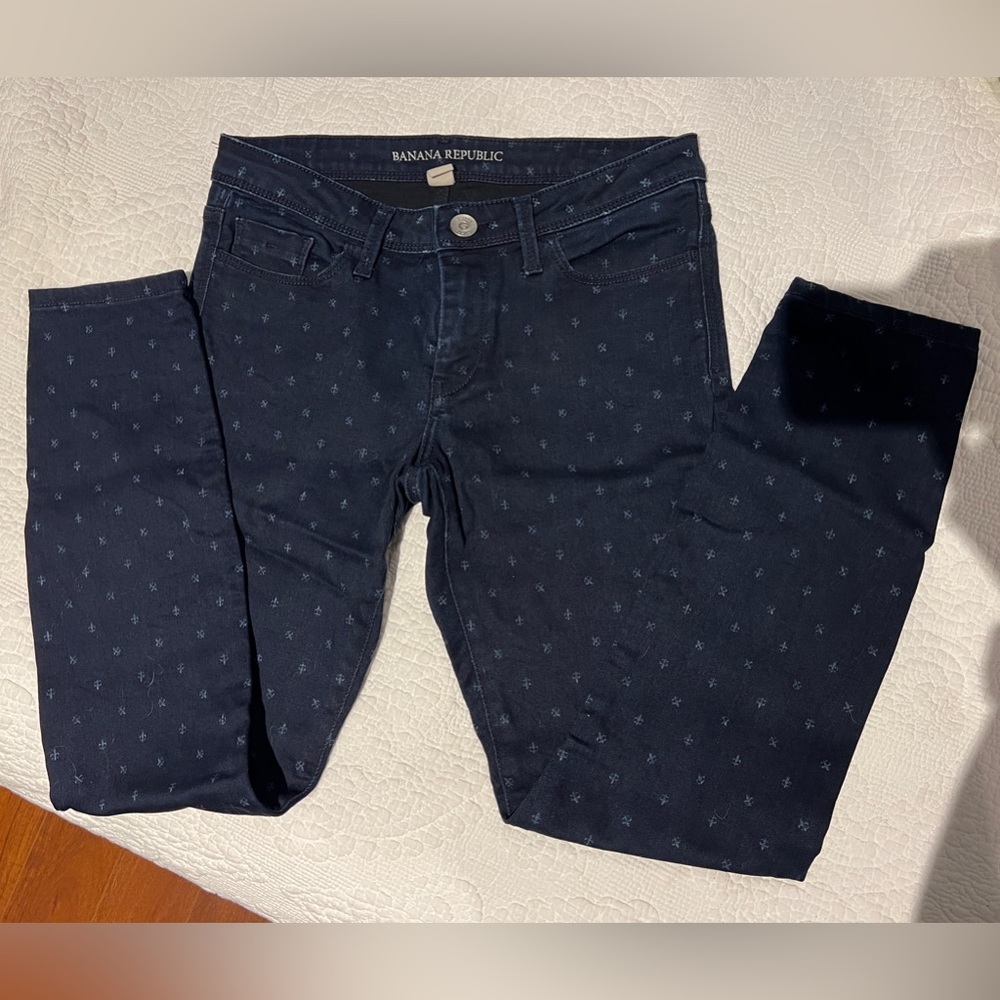 Banana Republic straight leg stretch jeans. Beautiful fleur-de-lis design.